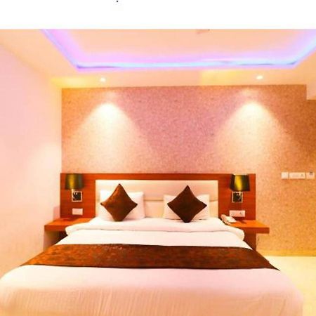 Hotel Royal Sky Luxury Near Delhi Airport 新德里 外观 照片