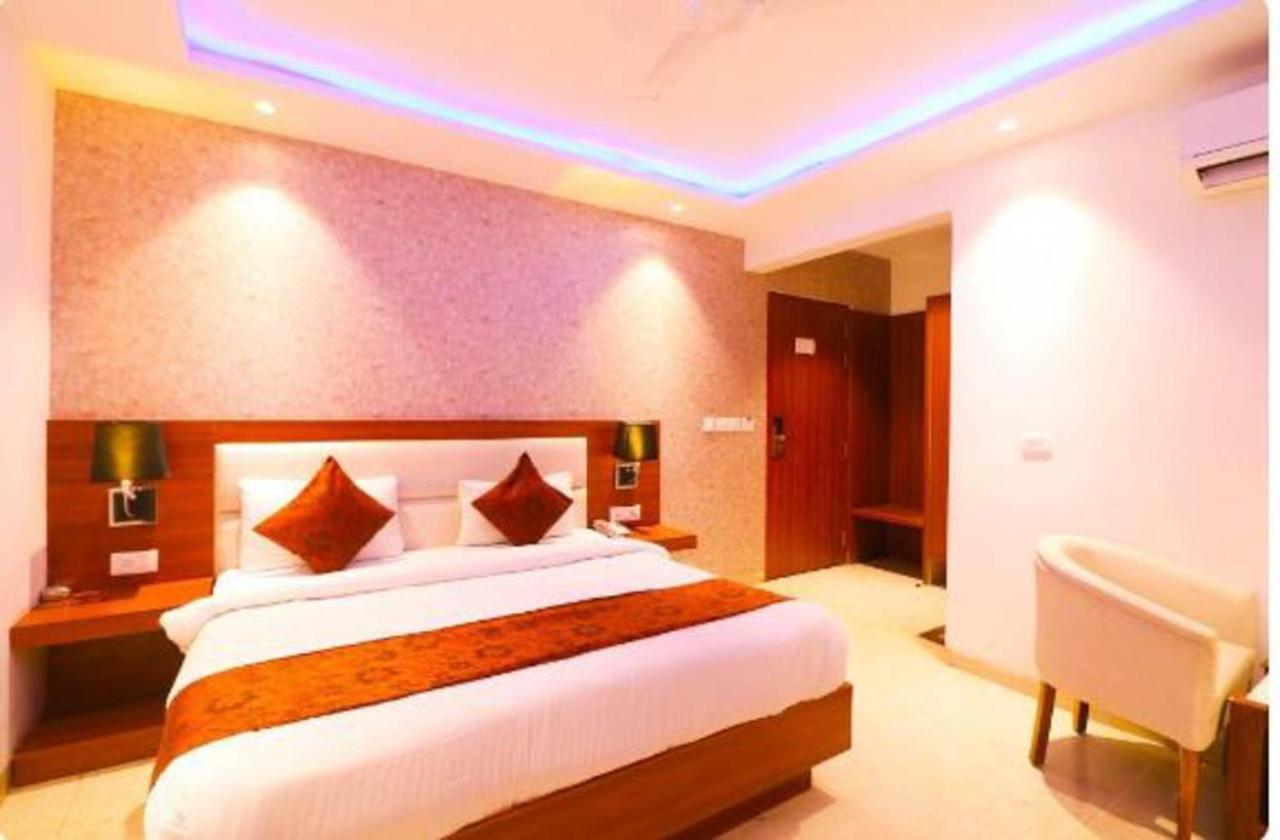 Hotel Royal Sky Luxury Near Delhi Airport 新德里 外观 照片